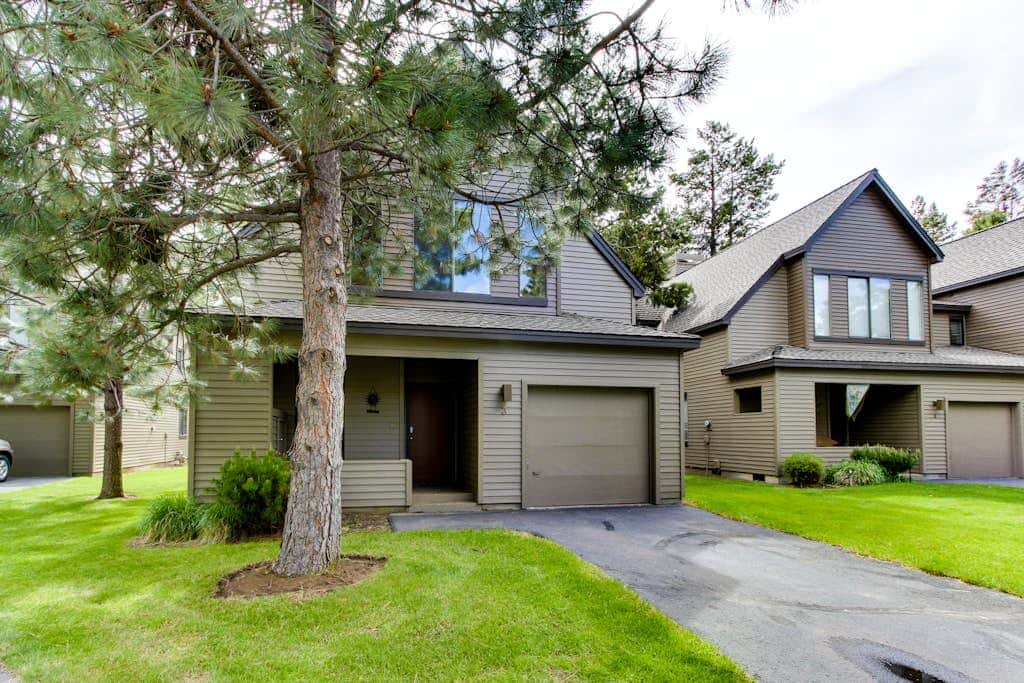 Golf course-view townhome with private hot tub & SHARC access