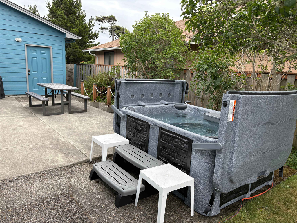 Beach Getaway with Hot Tub, Sunny patio - Walk to Ocean, Dog-Friendly