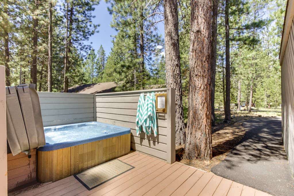 Private hot tub & 8 sharc passes at this convenient & spacious home
