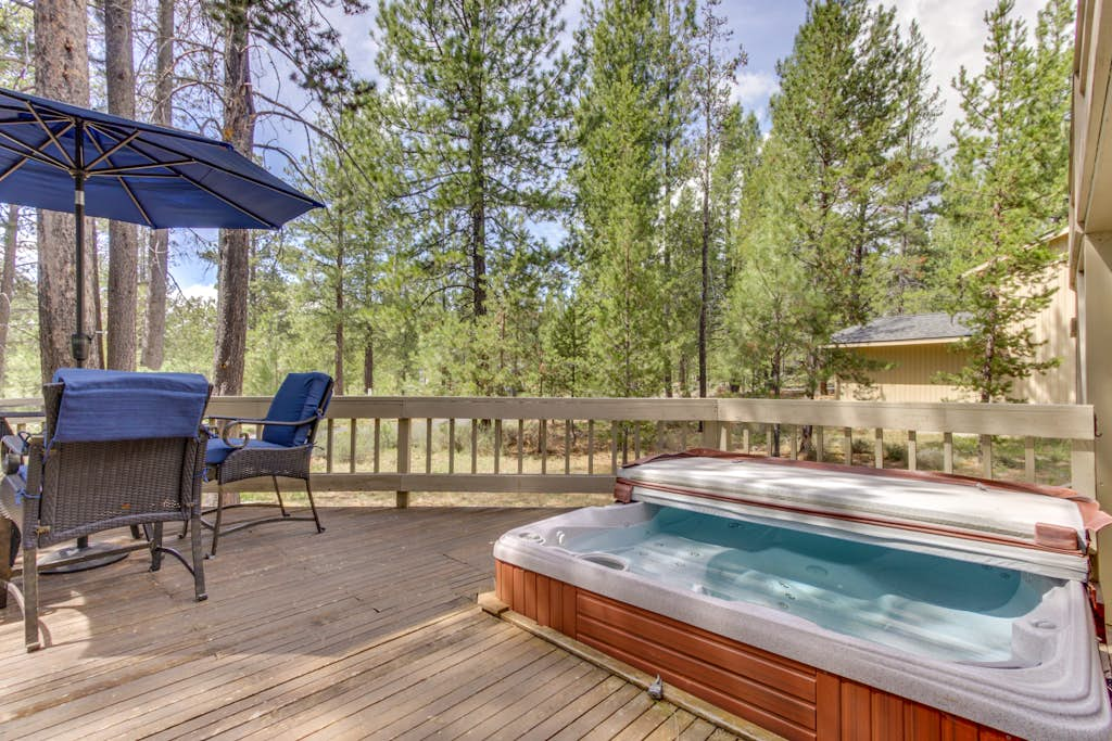 Large home with private hot tub, shared pool, & SHARC passes - dogs welcome