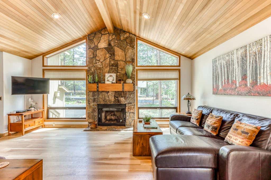 Large home with private hot tub, shared pool, & SHARC passes - dogs welcome