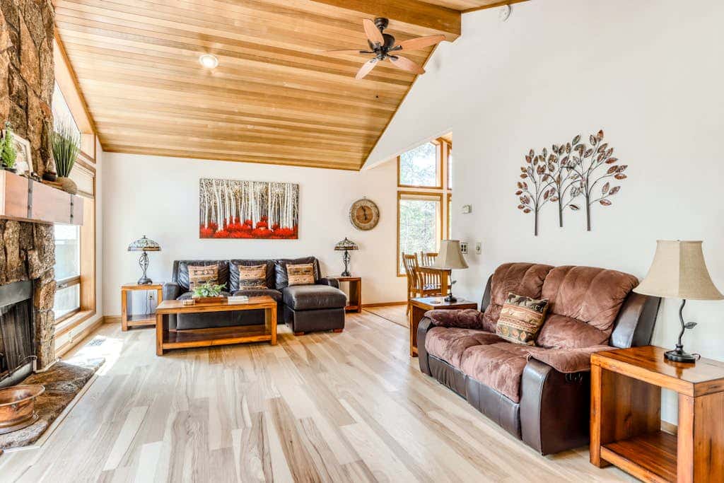 Large home with private hot tub, shared pool, & SHARC passes - dogs welcome