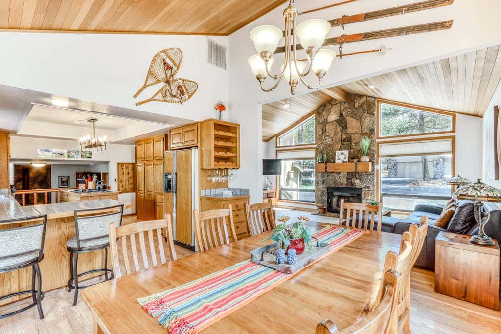 Large home with private hot tub, shared pool, & SHARC passes - dogs welcome