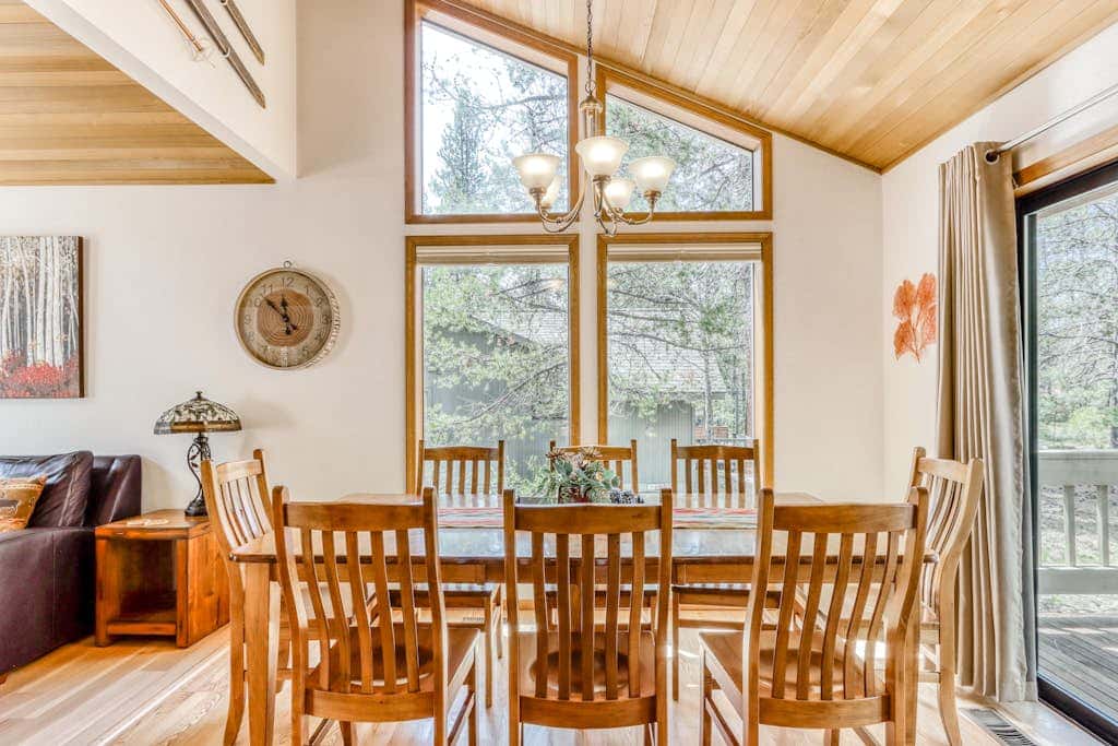 Large home with private hot tub, shared pool, & SHARC passes - dogs welcome