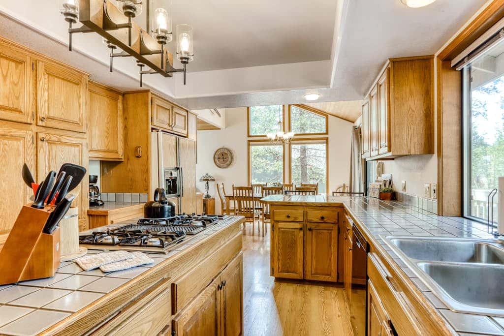 Large home with private hot tub, shared pool, & SHARC passes - dogs welcome
