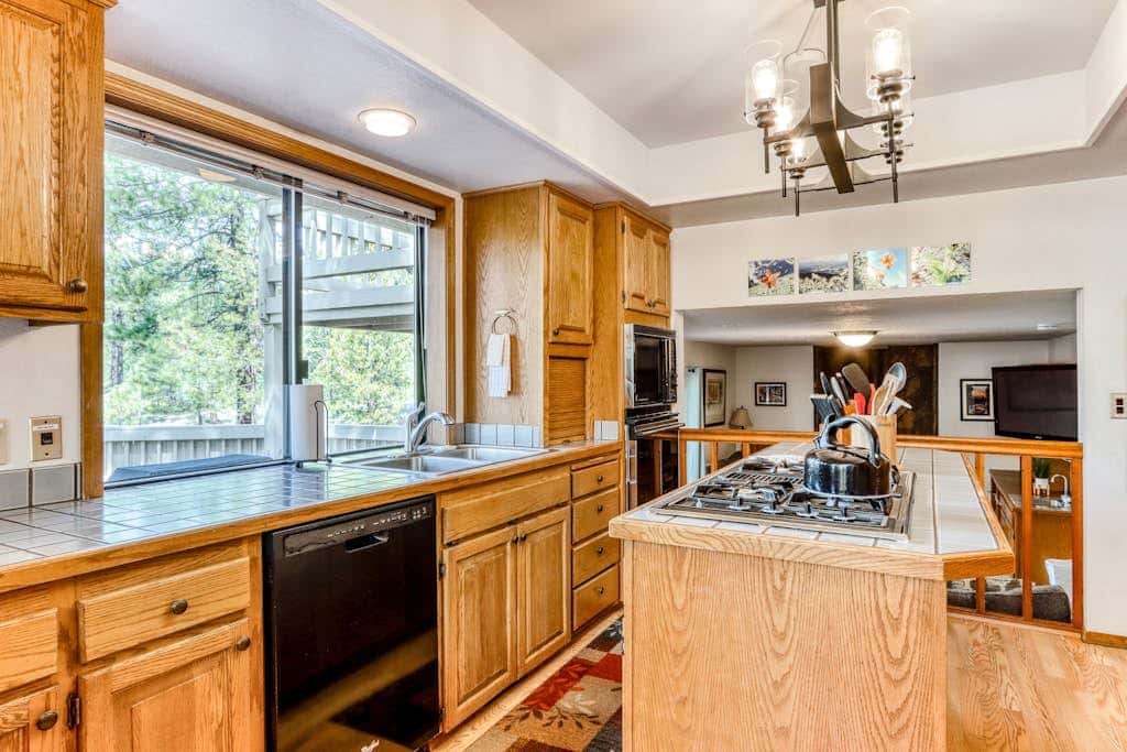 Large home with private hot tub, shared pool, & SHARC passes - dogs welcome