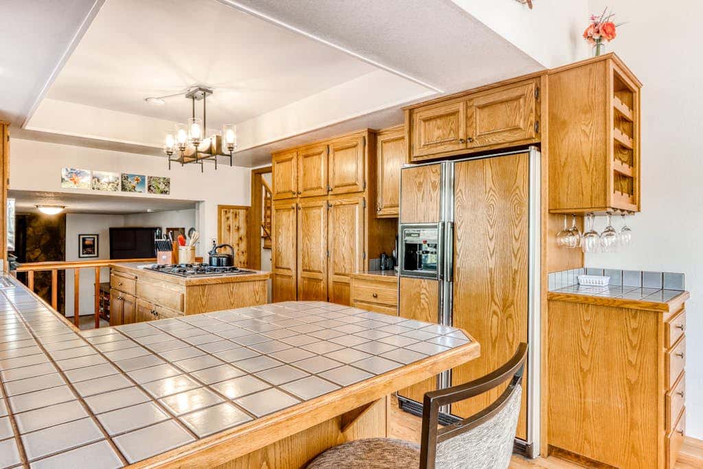 Large home with private hot tub, shared pool, & SHARC passes - dogs welcome