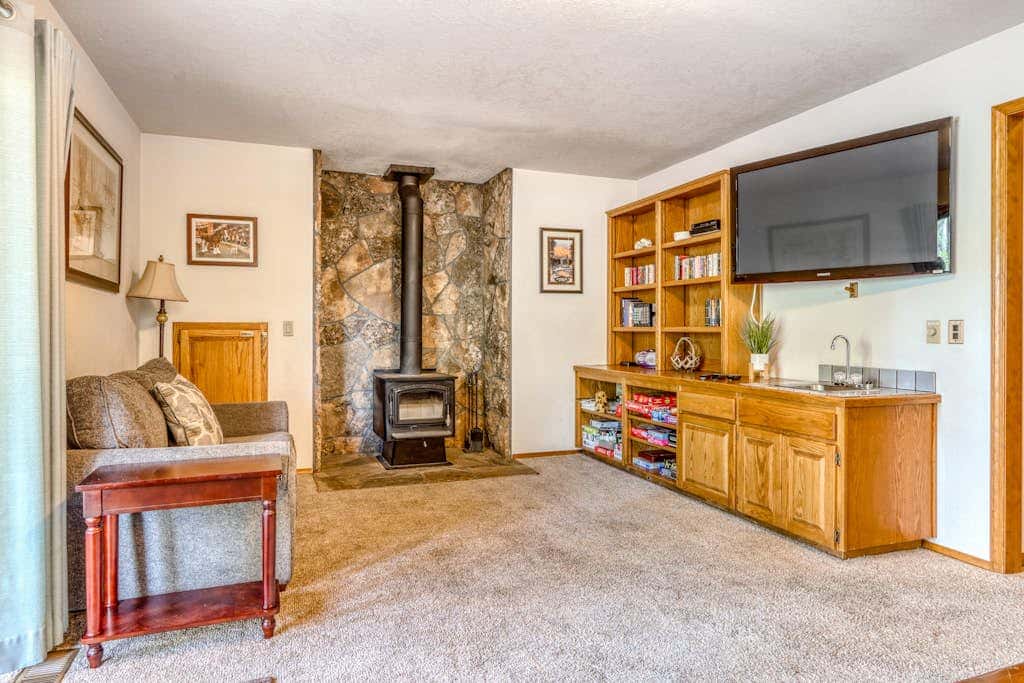 Large home with private hot tub, shared pool, & SHARC passes - dogs welcome