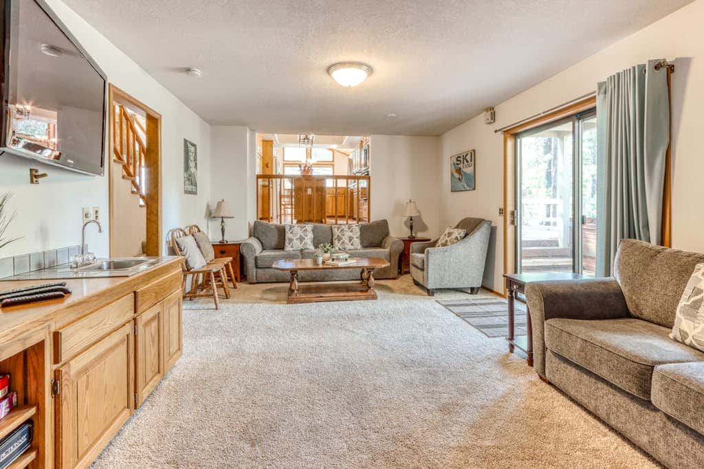 Large home with private hot tub, shared pool, & SHARC passes - dogs welcome