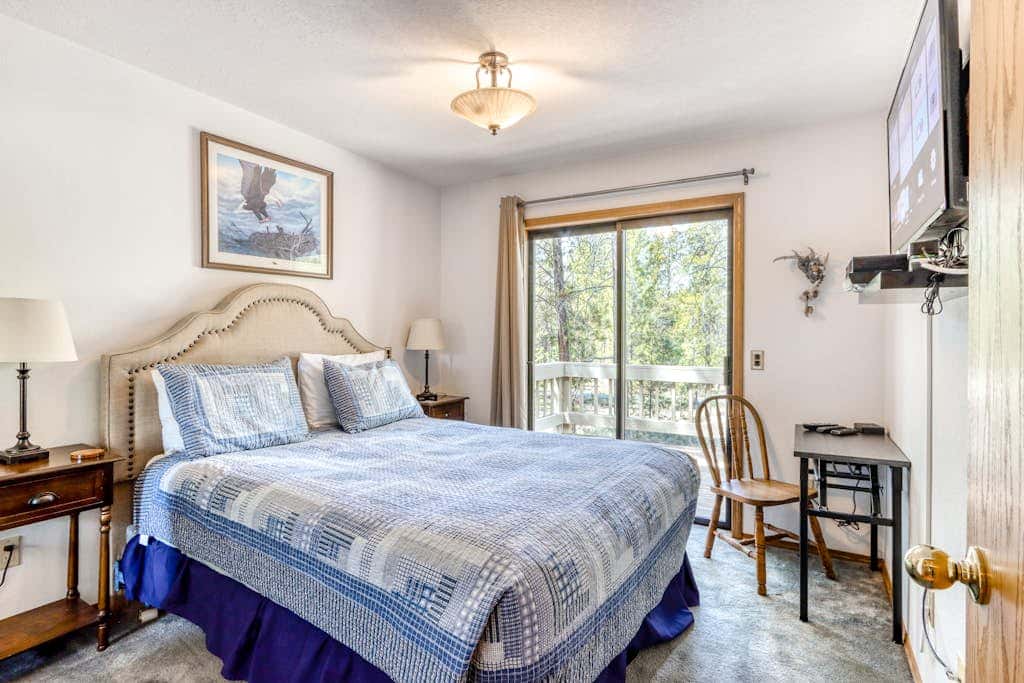 Large home with private hot tub, shared pool, & SHARC passes - dogs welcome