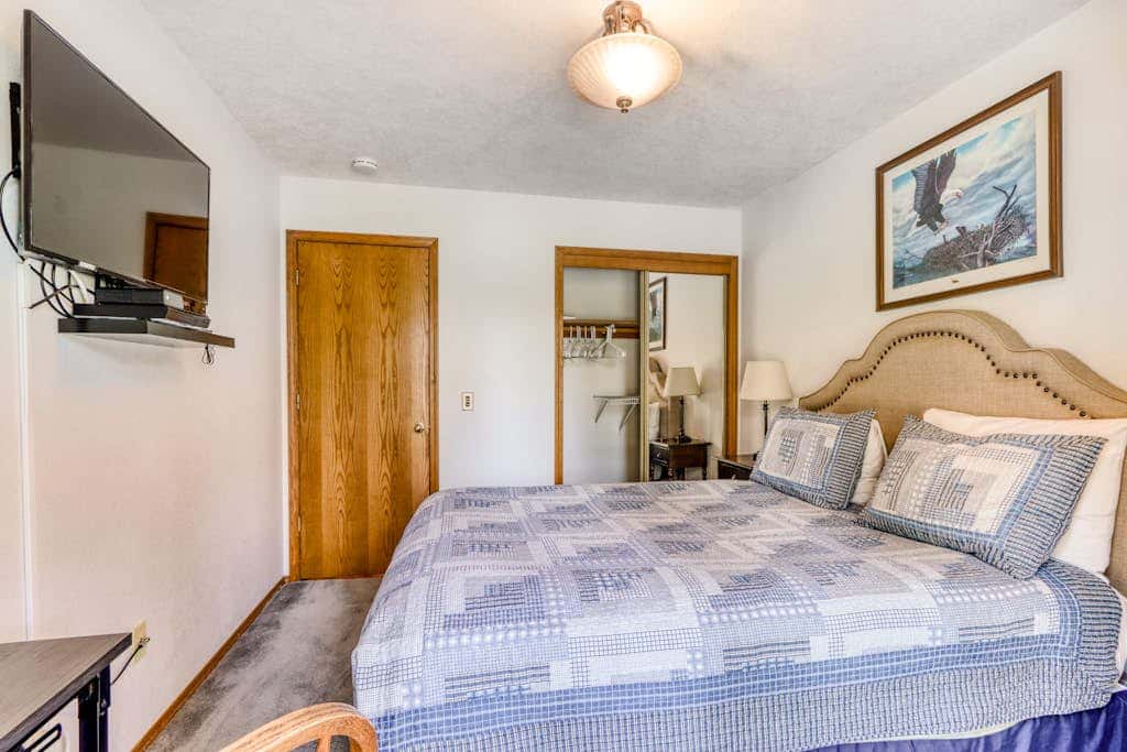 Large home with private hot tub, shared pool, & SHARC passes - dogs welcome