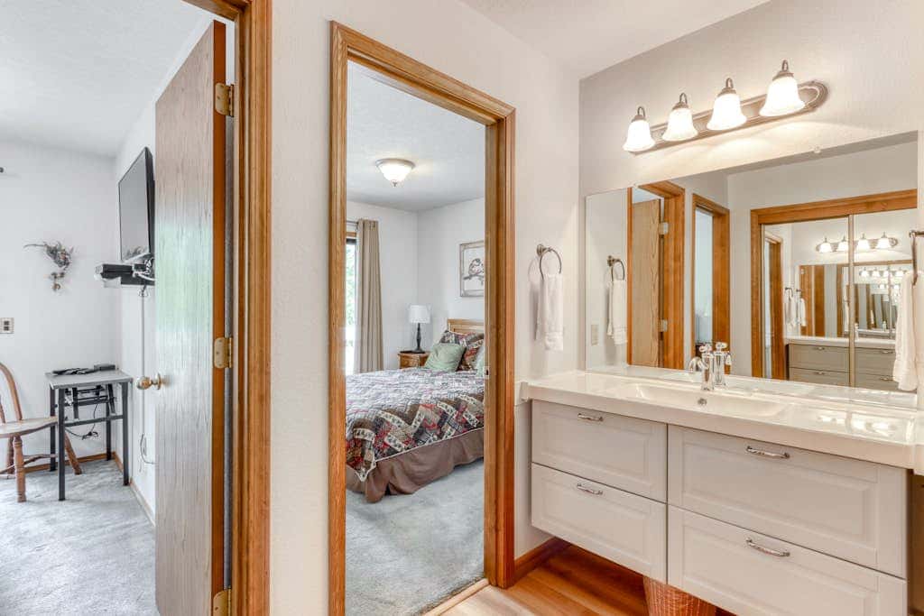 Large home with private hot tub, shared pool, & SHARC passes - dogs welcome
