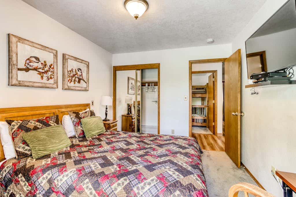 Large home with private hot tub, shared pool, & SHARC passes - dogs welcome
