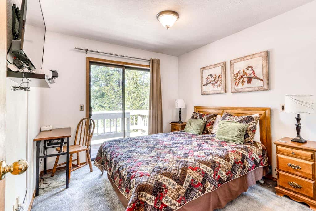 Large home with private hot tub, shared pool, & SHARC passes - dogs welcome