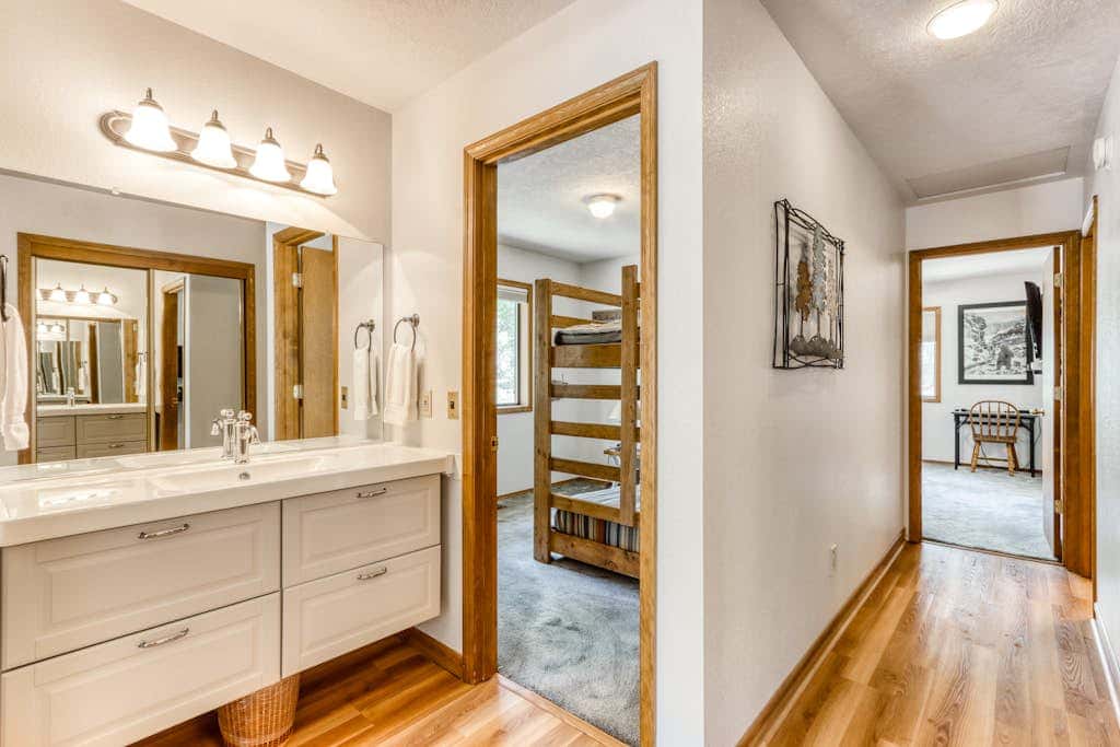 Large home with private hot tub, shared pool, & SHARC passes - dogs welcome