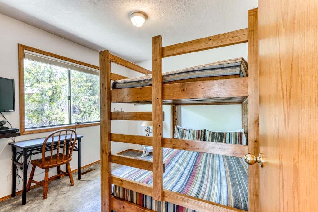Large home with private hot tub, shared pool, & SHARC passes - dogs welcome