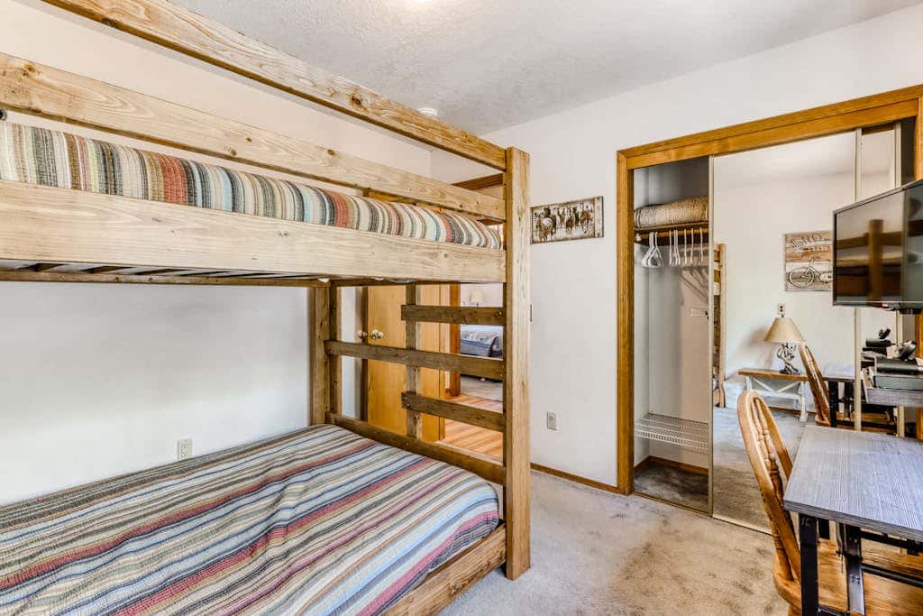 Large home with private hot tub, shared pool, & SHARC passes - dogs welcome