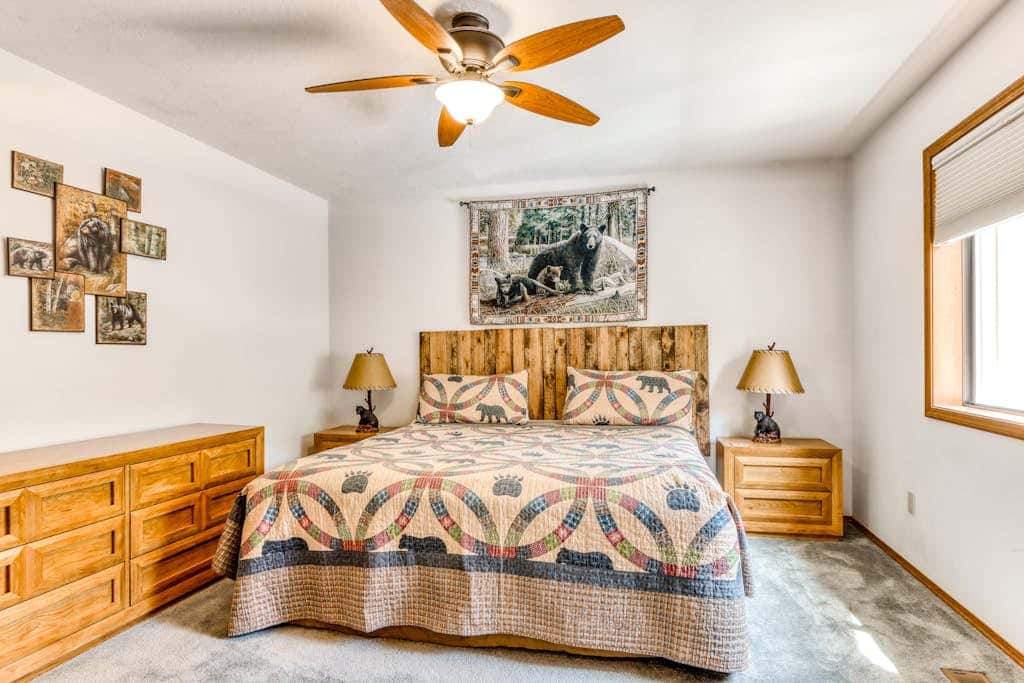 Large home with private hot tub, shared pool, & SHARC passes - dogs welcome