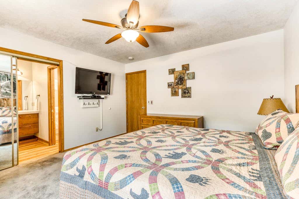 Large home with private hot tub, shared pool, & SHARC passes - dogs welcome