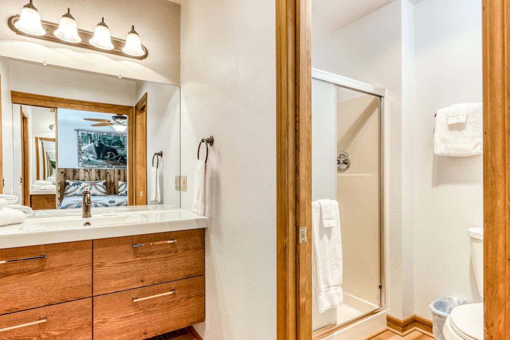 Large home with private hot tub, shared pool, & SHARC passes - dogs welcome