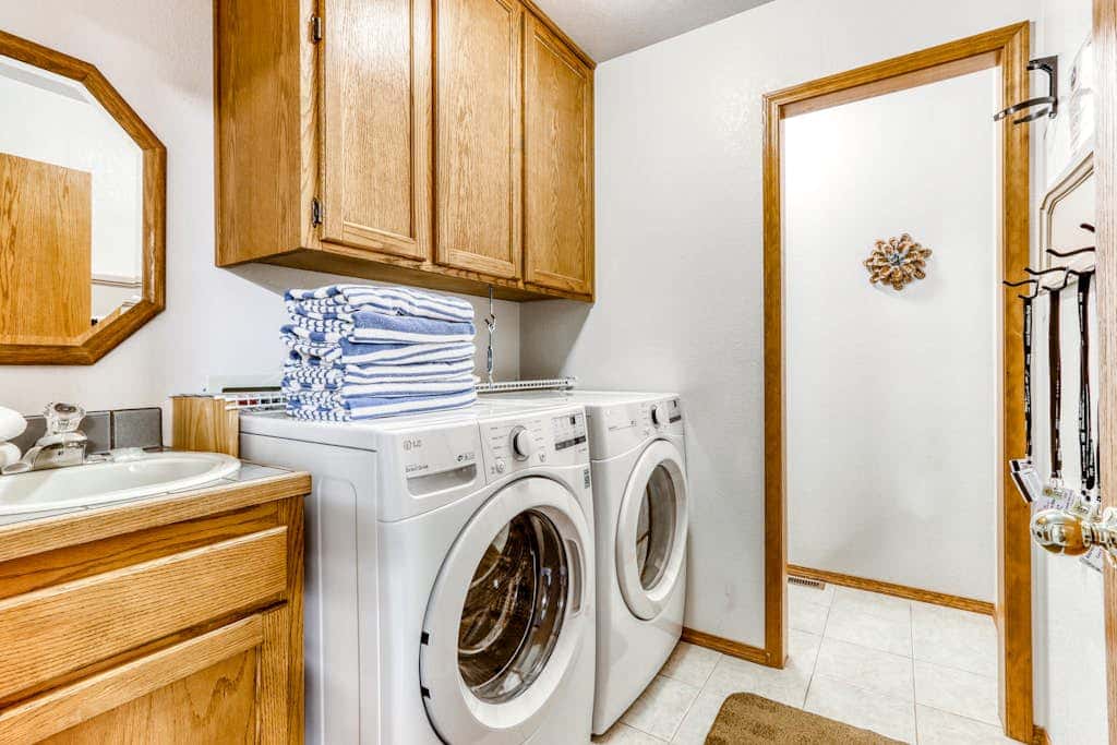 Large home with private hot tub, shared pool, & SHARC passes - dogs welcome