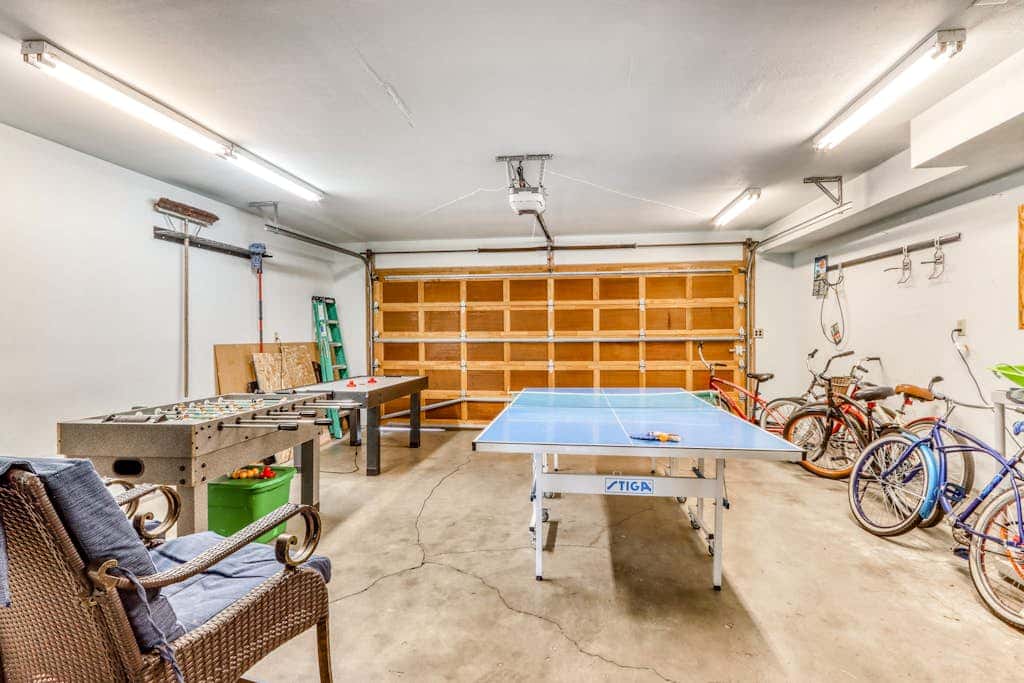 Large home with private hot tub, shared pool, & SHARC passes - dogs welcome