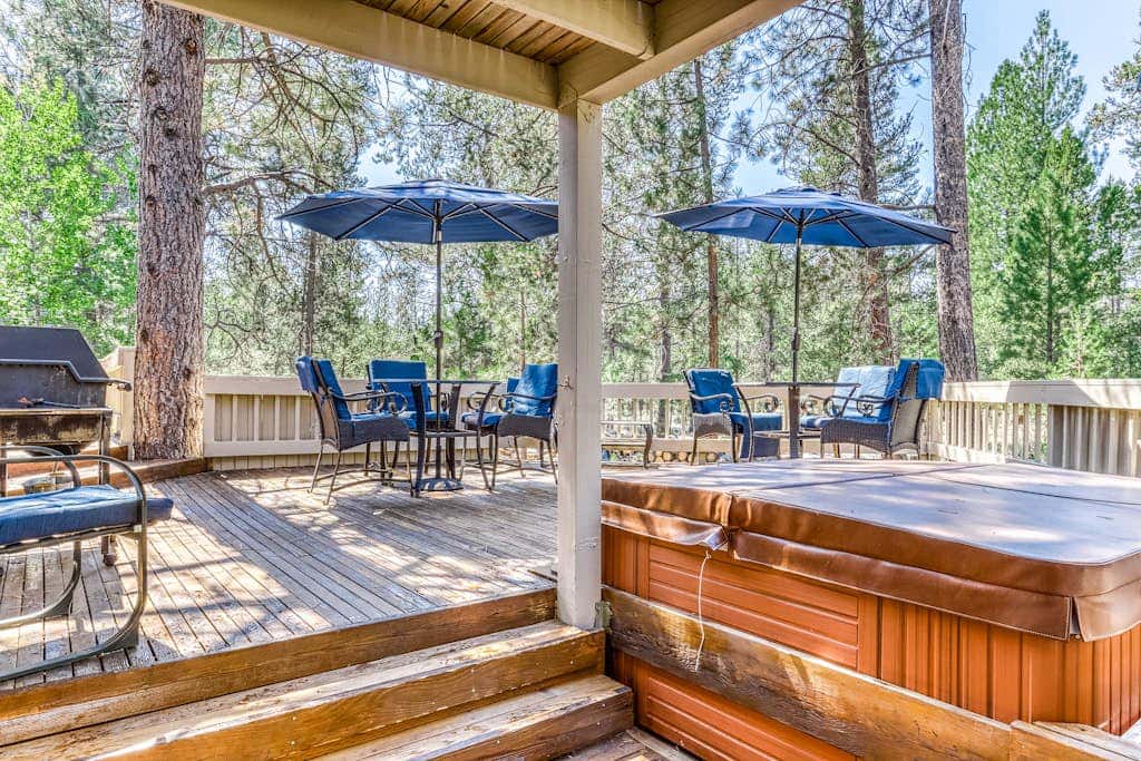 Large home with private hot tub, shared pool, & SHARC passes - dogs welcome
