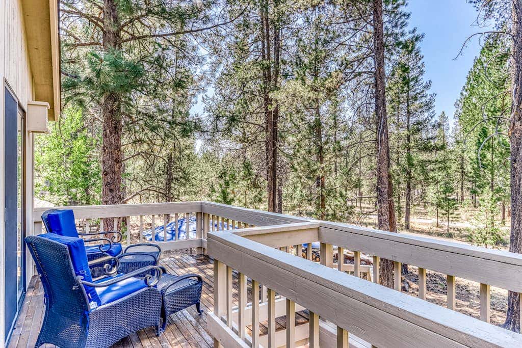 Large home with private hot tub, shared pool, & SHARC passes - dogs welcome