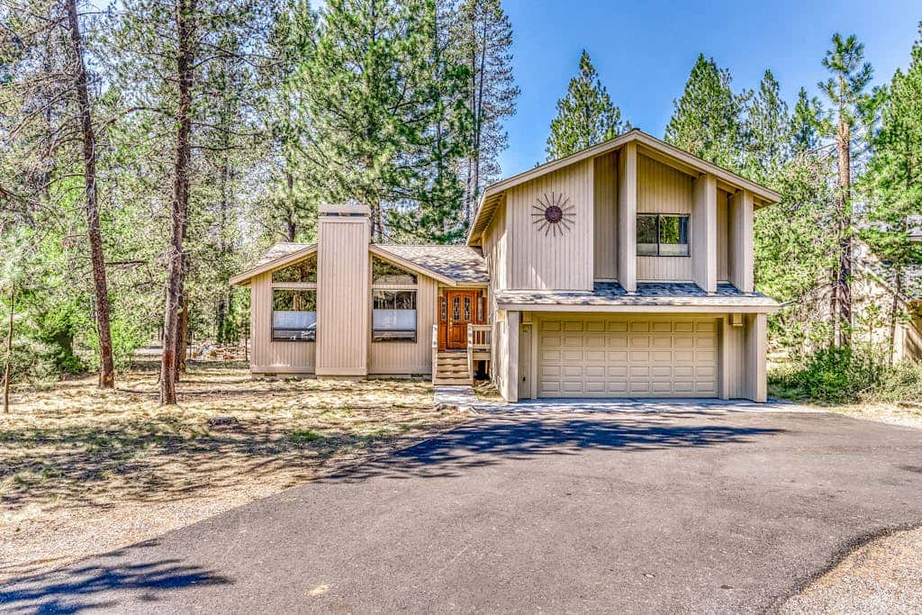 Large home with private hot tub, shared pool, & SHARC passes - dogs welcome
