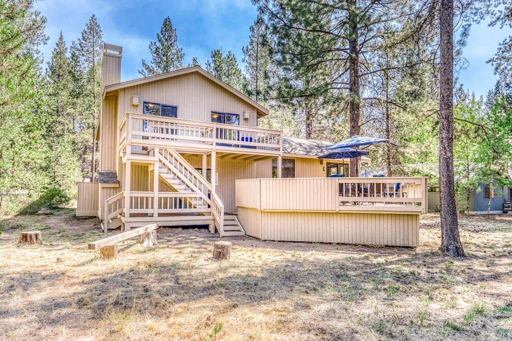 Large home with private hot tub, shared pool, & SHARC passes - dogs welcome