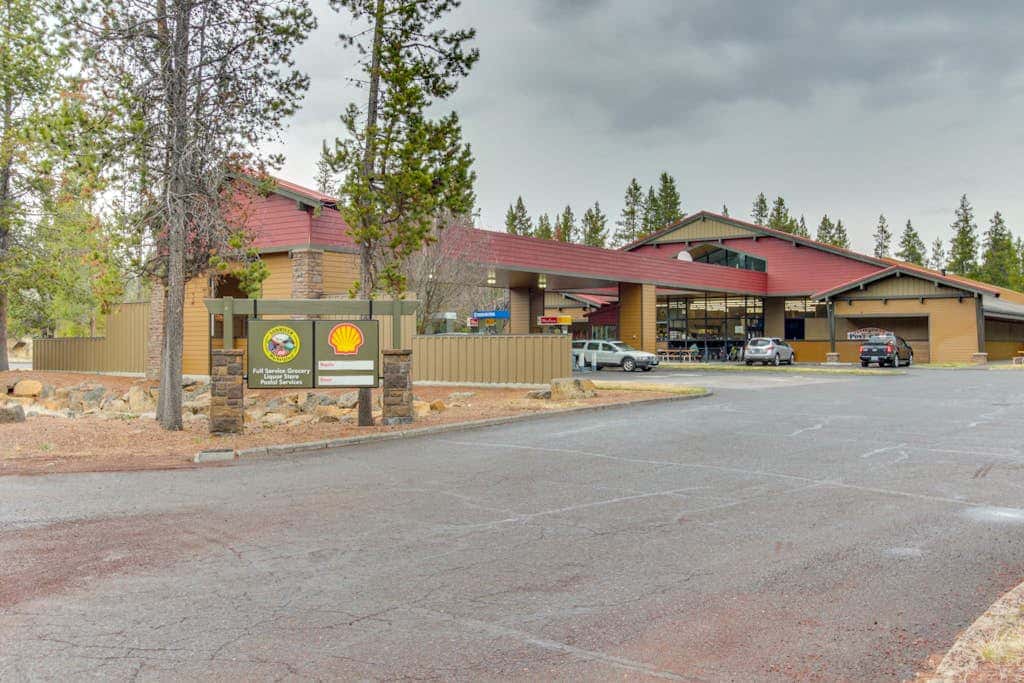 Large home with private hot tub, shared pool, & SHARC passes - dogs welcome
