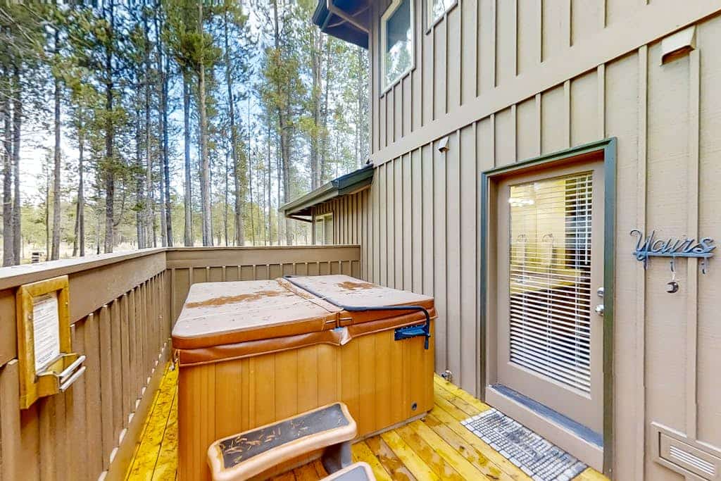 Quiet home with 8 SHARC passes, private hot tub, deck, Ping-Pong, & fireplace