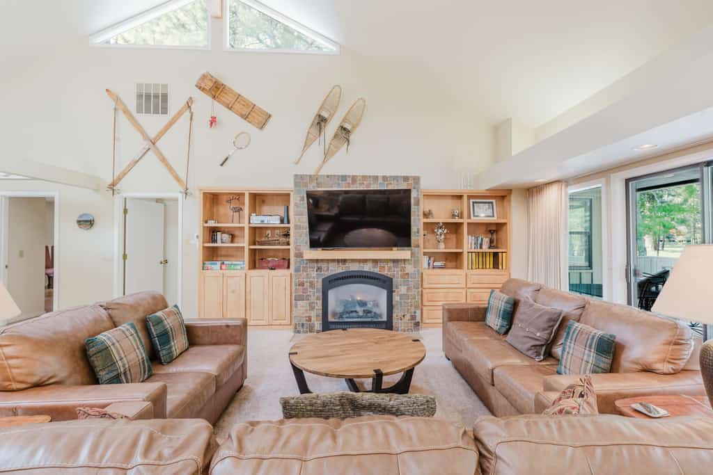 Beautiful Home withPrivate Hot Tub, Deck, Gas Fireplace, and SHARC Passes