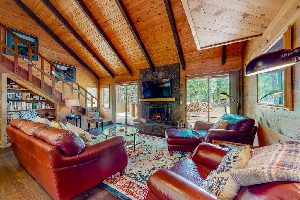 Loft home with private hot tub, deck, grill, fireplace, & 10 SHARC passes