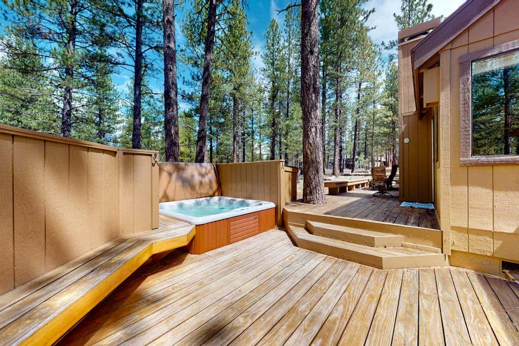 Loft home with private hot tub, deck, grill, fireplace, & 10 SHARC passes
