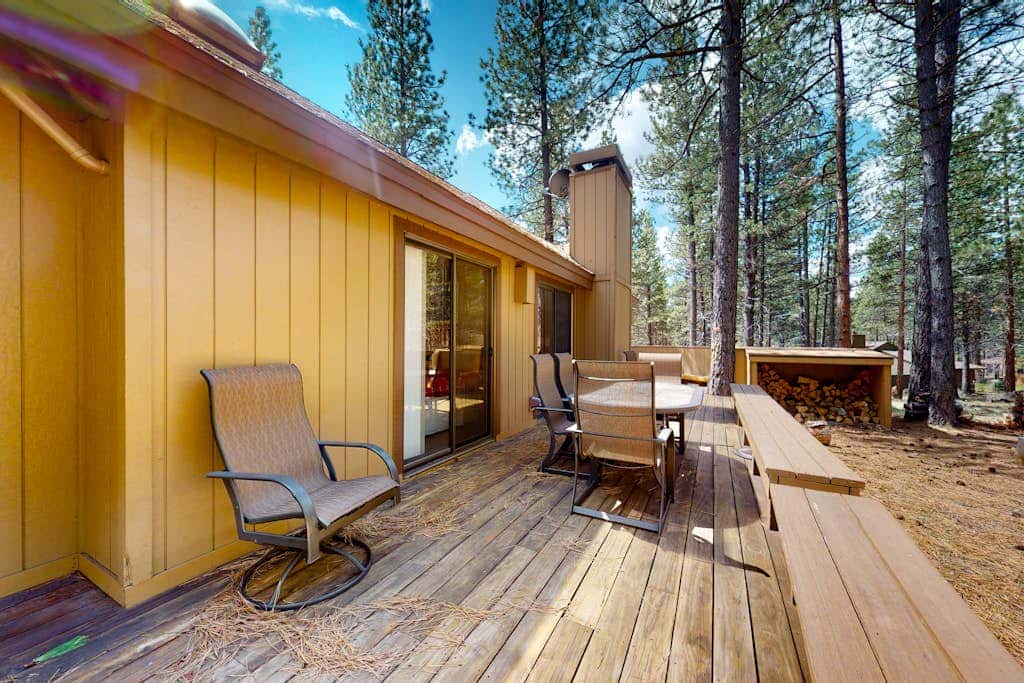 Loft home with private hot tub, deck, grill, fireplace, & 10 SHARC passes