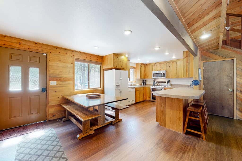Loft home with private hot tub, deck, grill, fireplace, & 10 SHARC passes