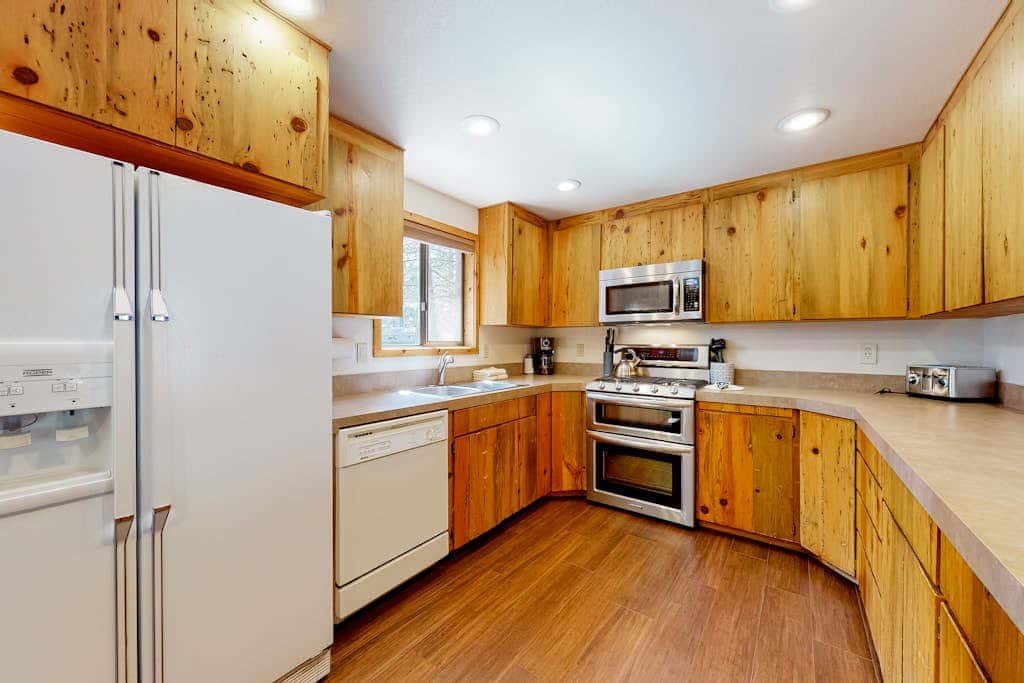 Loft home with private hot tub, deck, grill, fireplace, & 10 SHARC passes
