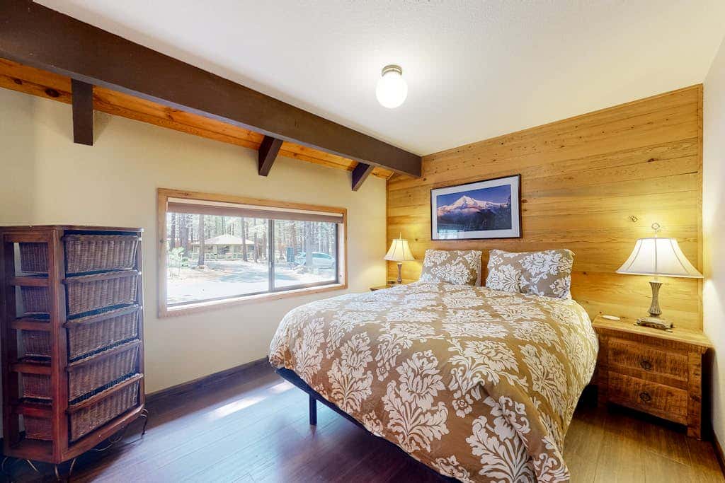 Loft home with private hot tub, deck, grill, fireplace, & 10 SHARC passes