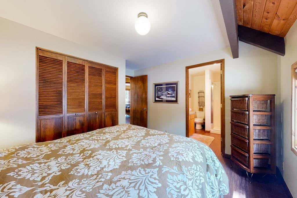 Loft home with private hot tub, deck, grill, fireplace, & 10 SHARC passes
