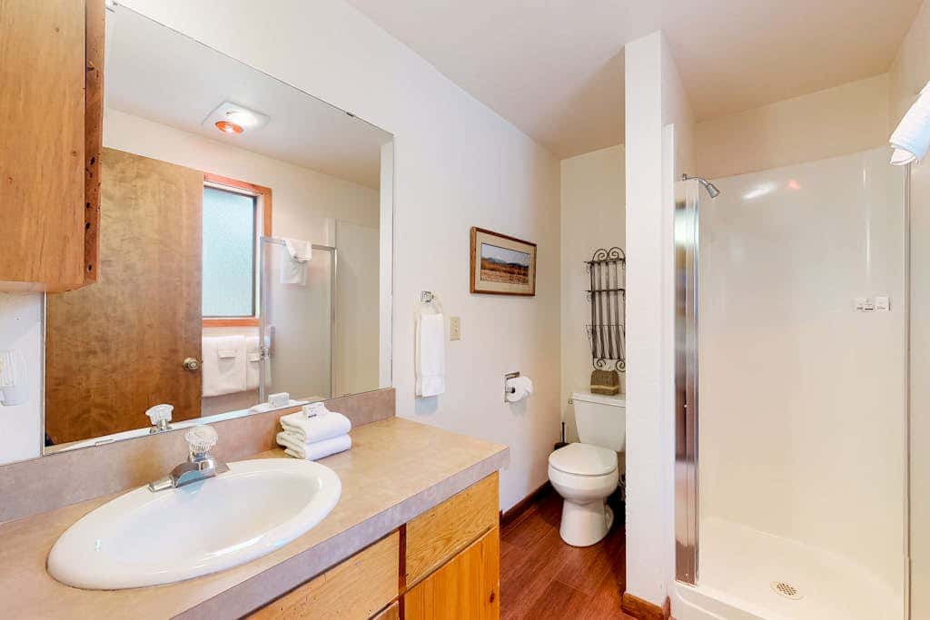 Loft home with private hot tub, deck, grill, fireplace, & 10 SHARC passes