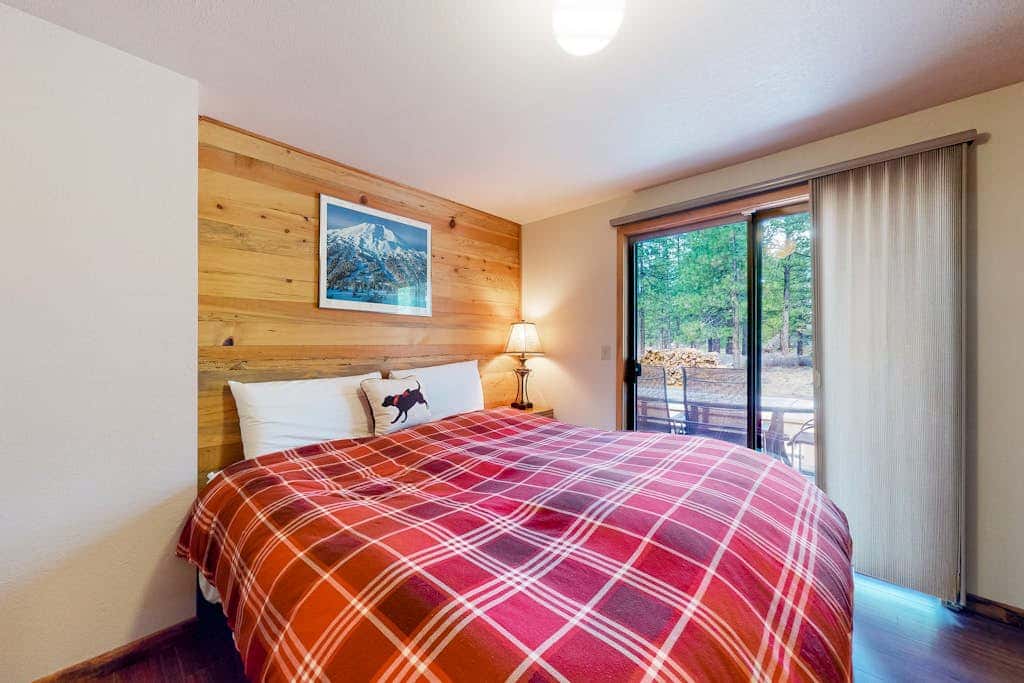 Loft home with private hot tub, deck, grill, fireplace, & 10 SHARC passes