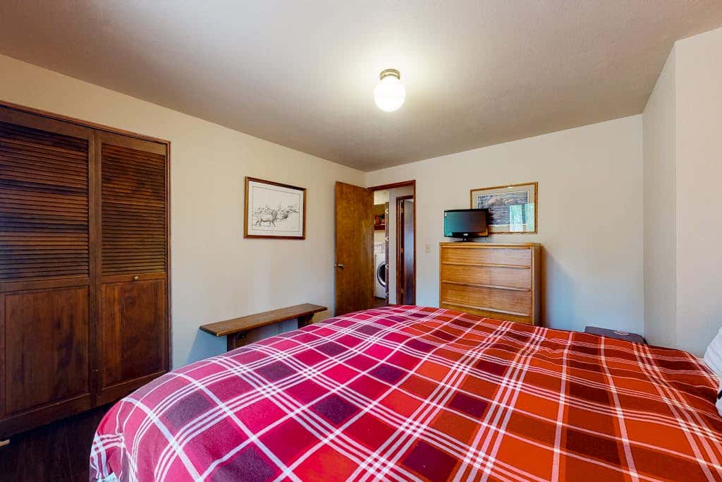 Loft home with private hot tub, deck, grill, fireplace, & 10 SHARC passes