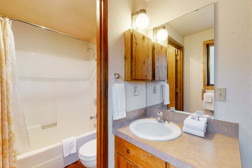 Loft home with private hot tub, deck, grill, fireplace, & 10 SHARC passes