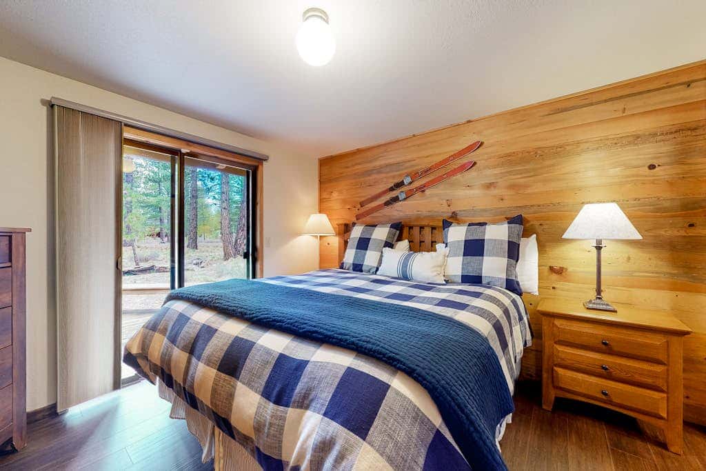 Loft home with private hot tub, deck, grill, fireplace, & 10 SHARC passes