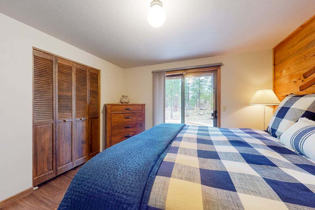Loft home with private hot tub, deck, grill, fireplace, & 10 SHARC passes
