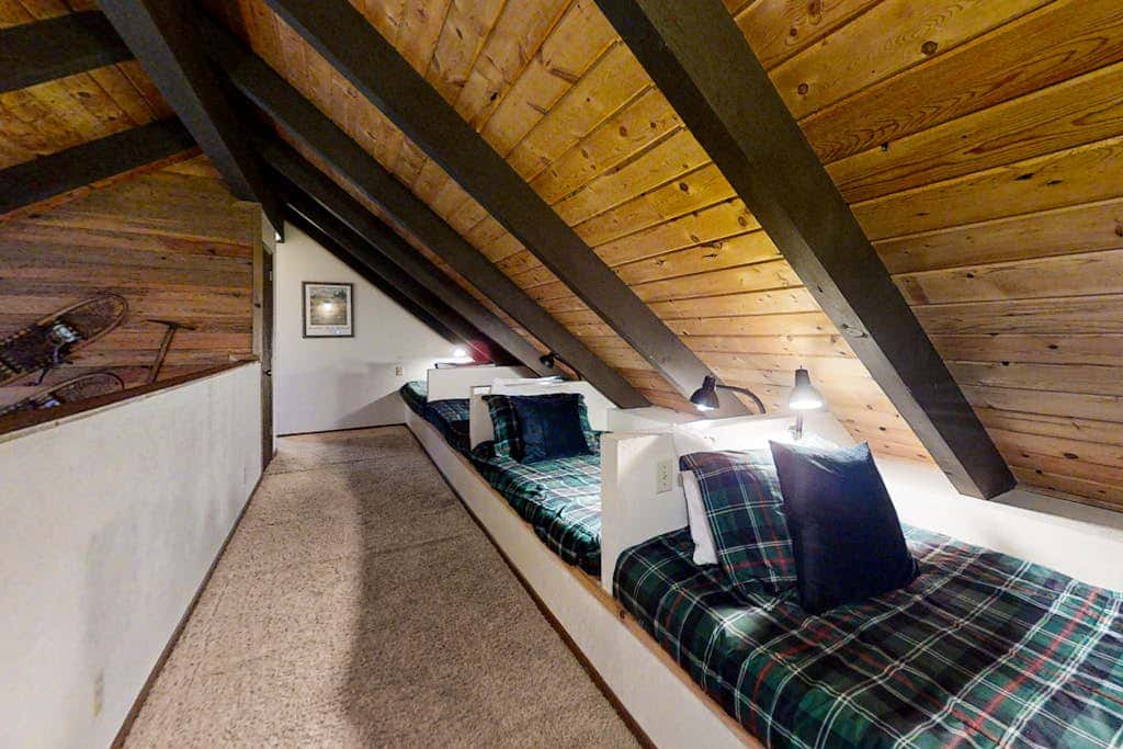 Loft home with private hot tub, deck, grill, fireplace, & 10 SHARC passes