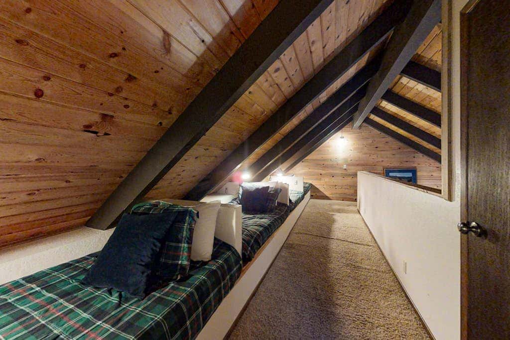 Loft home with private hot tub, deck, grill, fireplace, & 10 SHARC passes