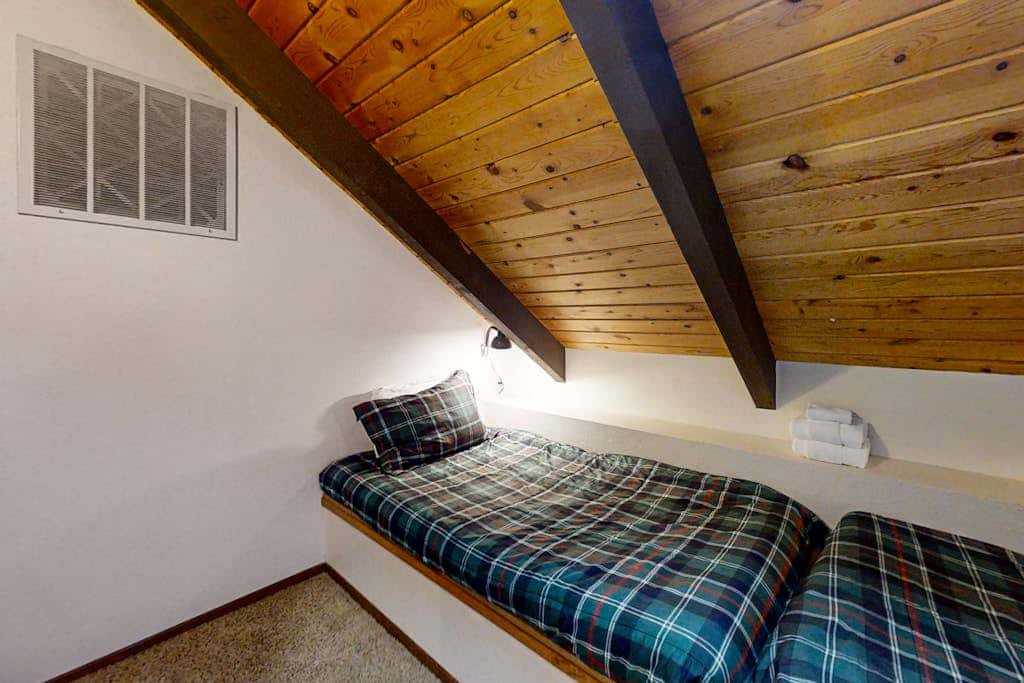 Loft home with private hot tub, deck, grill, fireplace, & 10 SHARC passes