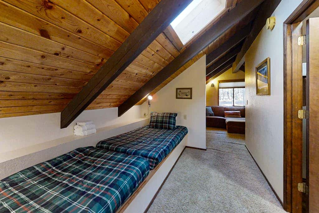Loft home with private hot tub, deck, grill, fireplace, & 10 SHARC passes